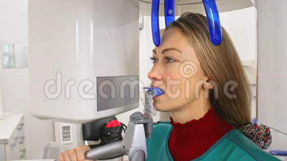 现代口腔诊所用3dx光机对牙齿和颌骨进行三维数字扫描仪断层扫描视频的预览图