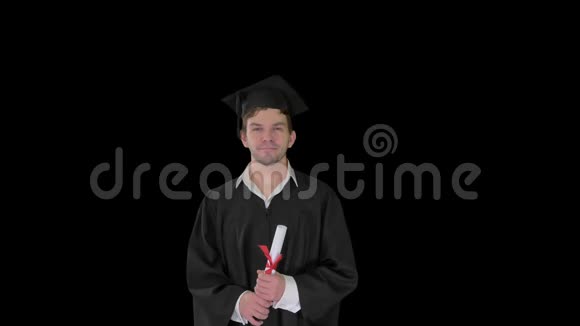 男毕业学生微笑着把帽子掀翻阿尔法频道视频的预览图
