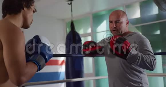 白种人男子拳击训练教练视频的预览图