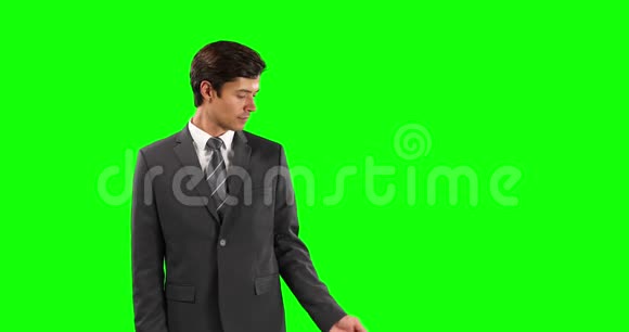 白种人的侧视图他用绿色屏幕握住复制空间视频的预览图