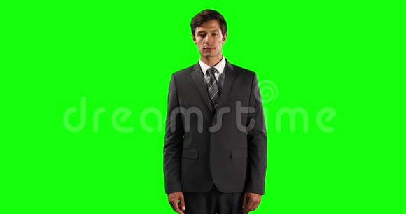 一个白人男子用绿色屏幕触摸屏幕的前视图视频的预览图