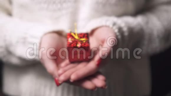 一个拿着礼物的盒子的女人的手的特写视频的预览图