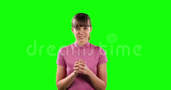 一个绿色屏幕的快乐高加索女人的正面景色视频的预览图