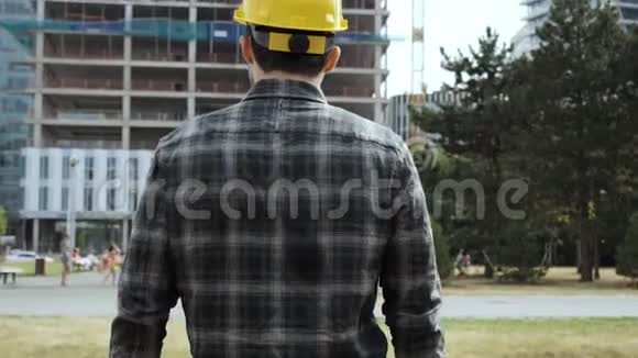 员工男仓库工人工程师男戴安全帽走向施工现场视频的预览图