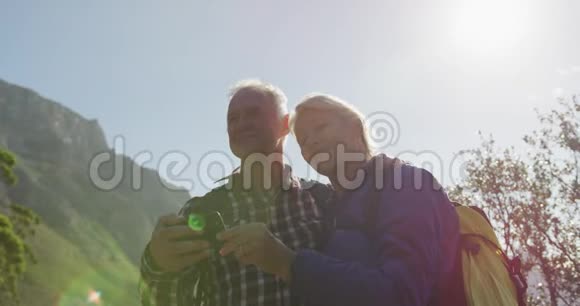 大龄夫妇在山上智能手机上寻找方向视频的预览图