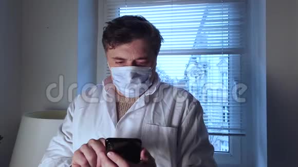使用智能手机带医疗面罩的外科医生视频的预览图
