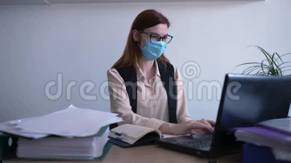 检疫健康状况不佳的女员工在工作期间使用医用口罩防护病毒和感染视频的预览图