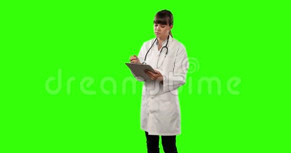 女性医生的侧视用绿色屏幕检查一些结果视频的预览图