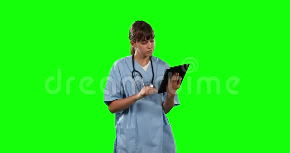 女性医生使用带有绿色屏幕的数字平板电脑的正面视图视频的预览图