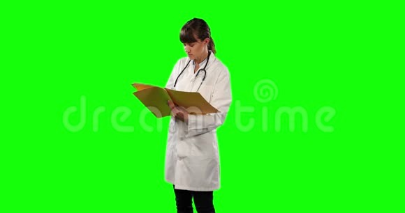 一位医生用绿色屏幕检查她的文件视频的预览图