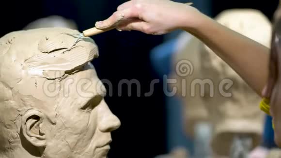 女雕塑家人头的雕塑视频的预览图