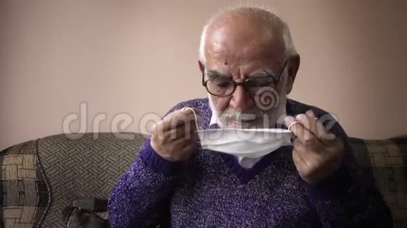 戴面罩的土耳其长者防止受电晕病毒感染视频的预览图