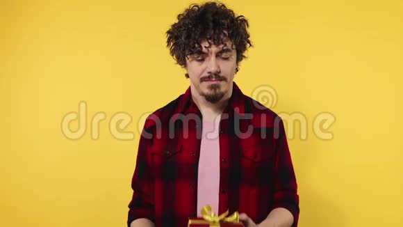 男人送红色礼物给情人节情人或国际妇女节生日惊喜帅哥快乐视频的预览图