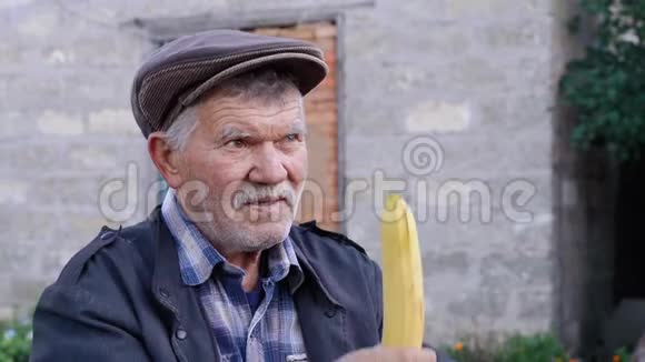 俄罗斯老灰发退休男子健康营养有胡子和鬃毛的老年公民视频的预览图