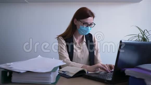 医疗保健一位带眼镜的年轻女性一位戴着医用口罩的健康状况不佳的办公室工作人员的是防腐剂视频的预览图