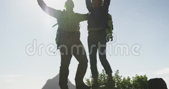 快乐活跃的老年夫妇在山上视频的预览图