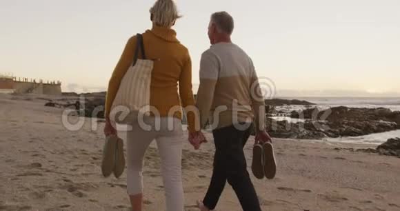年长夫妇在海滩牵手视频的预览图