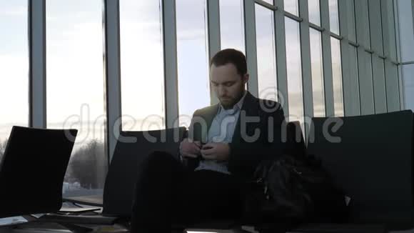 年轻的商人在机场等待他的战斗修理他的手表视频的预览图