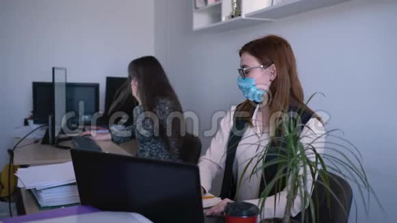卫生防护戴医用口罩的女员工在办公室附近使用防腐剂预防病毒和感染视频的预览图