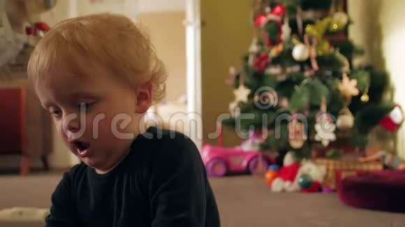 幼儿男孩圣诞树背景视频的预览图