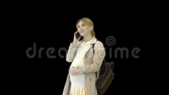 穿着斗篷背着背包的孕妇在打电话阿尔法频道视频的预览图