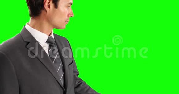 中段白种人男子手握着复制空间与绿色屏幕视频的预览图