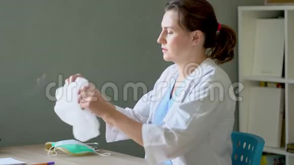 女医生穿着防护服戴着防电晕病毒的面罩视频的预览图