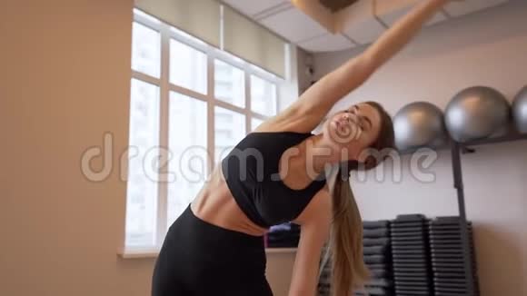 4倍慢动作视频美丽的年轻女子在室内锻炼和伸展视频的预览图