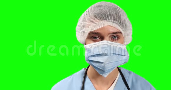 女医生用绿色屏幕观看摄像机的正面视图视频的预览图