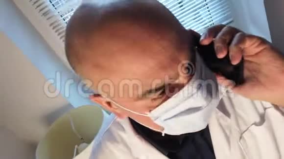 带医用口罩的外科医生视频的预览图