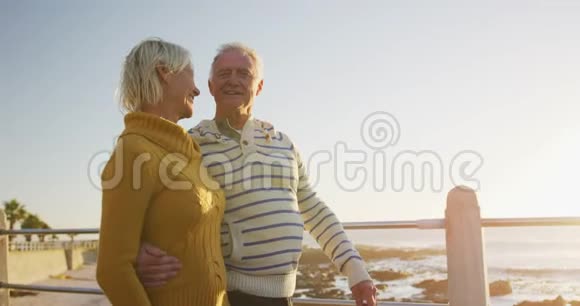 沿着海滩散步的老年夫妇视频的预览图