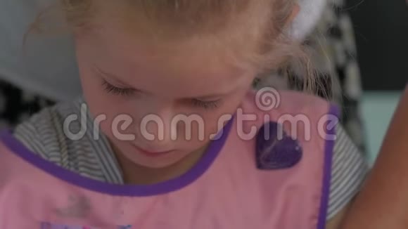 小女孩在幼儿园画画视频的预览图