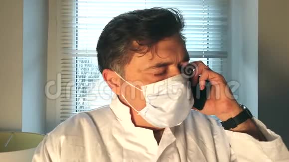 带医用口罩的外科医生视频的预览图