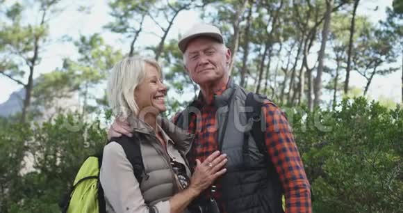 森林中活跃的老年夫妇的正面图视频的预览图