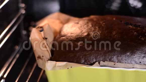 在烤箱里烤的巧克力蛋糕视频的预览图