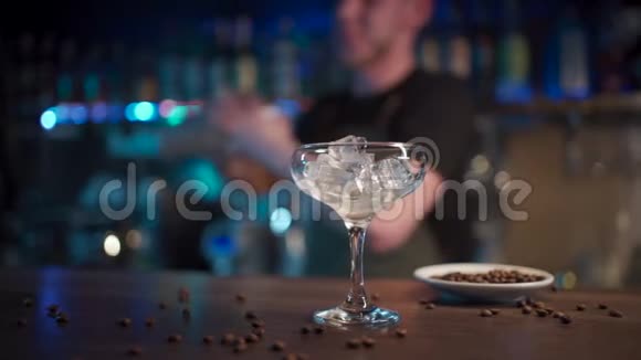 希普斯特咖啡师准备豪华意式马提尼鸡尾酒夜店视频的预览图