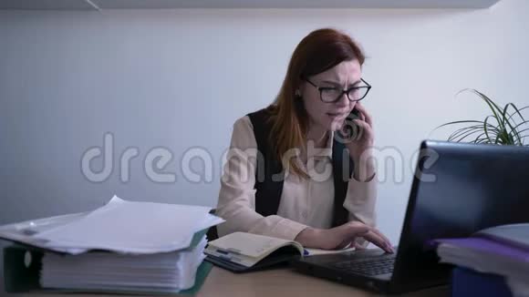 压力管理这位女商人在工作中打电话时对一位员工感到紧张和愤怒视频的预览图