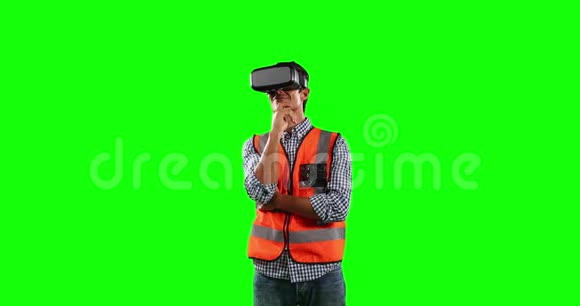 现场工作人员使用绿色屏幕虚拟现实的正面视图视频的预览图