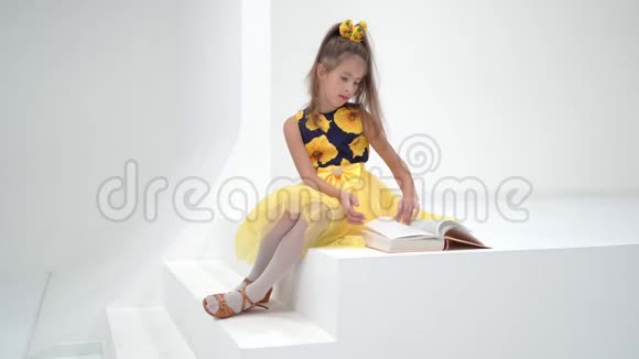 小女孩正在楼梯上看书视频的预览图
