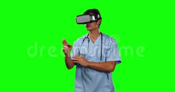 使用绿色屏幕虚拟现实触摸屏幕的医生正面视图视频的预览图