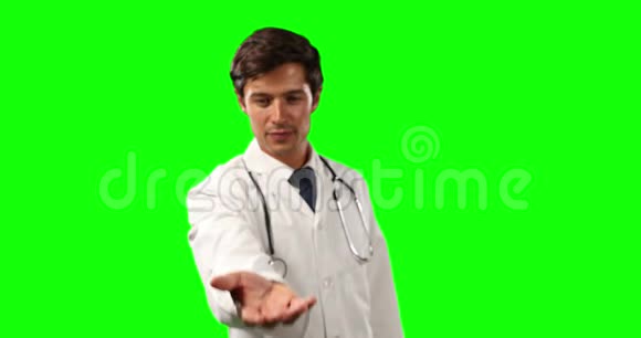 一位医生握着他的手准备一个绿色屏幕的复印空间的前视图视频的预览图