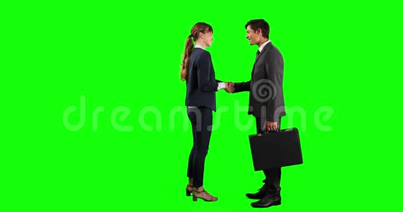 做生意的生意人用绿色背景握手视频的预览图