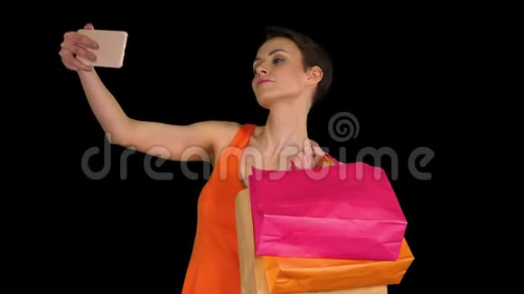 迷人的年轻女人拿着不同的空白购物袋自拍阿尔法频道视频的预览图