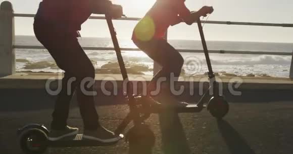 在海滩边使用电子滑板的老夫妇视频的预览图