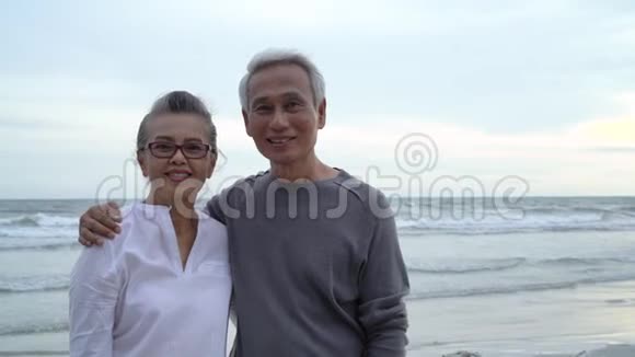 亚洲情侣长相镜头特写日落海滩视频的预览图