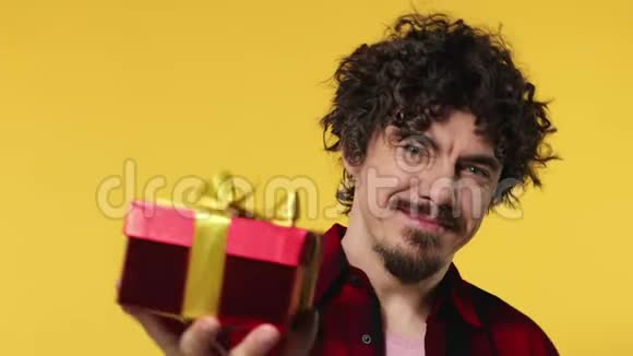 一个男人送一份红色的礼物给情人节或国际妇女节生日惊喜英俊快乐的欧洲男人视频的预览图