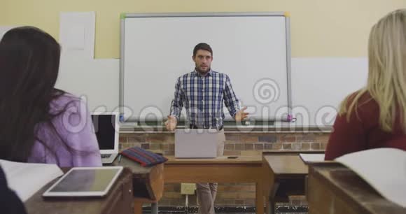 老师在他的高中班讲话视频的预览图