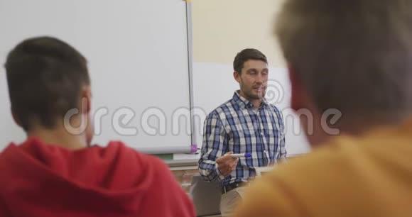 老师在他的高中班讲话视频的预览图