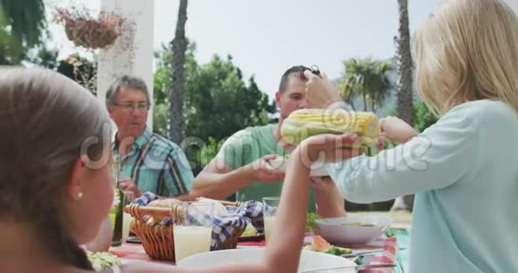 快乐的一家人一起在餐桌上吃饭视频的预览图