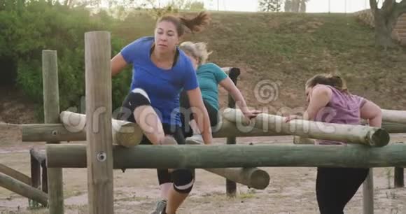 在新兵训练营锻炼的白人女性视频的预览图